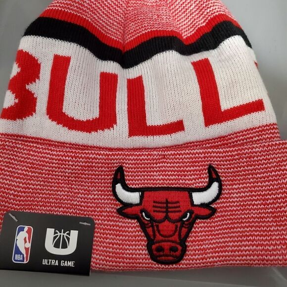 Chicago Bulls NWT Pom Beanie Ultra Game Officially Licensed Hat Red Raised Bull - Picture 2 of 7